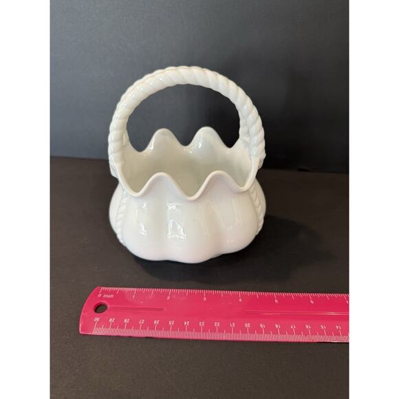 Maryland China White Porcelain Rope Handle Basket Vase Scalloped Edge Taiwan - Picture 5 of 7